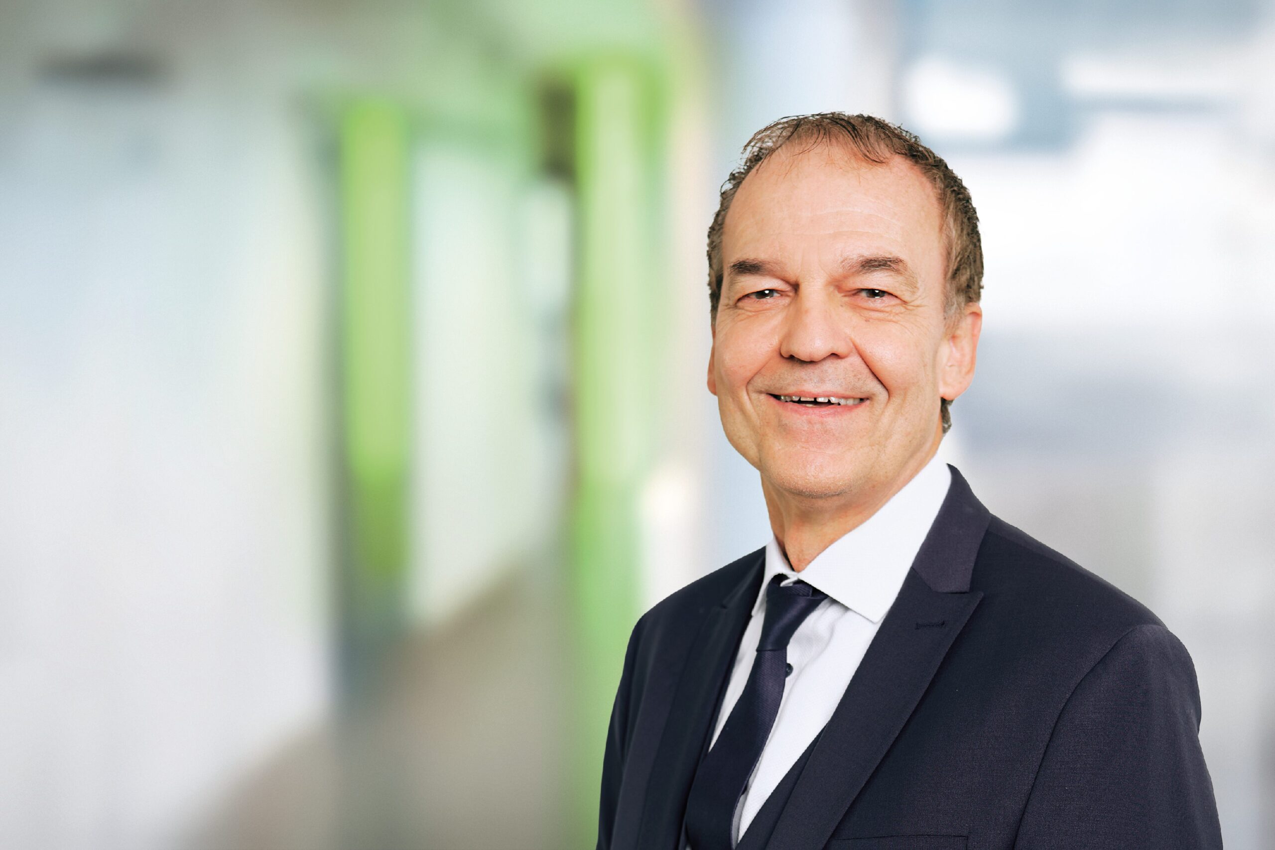 Portrait von Fred Zbinden vor unscharfem Hintergrund - Trainer/Coach bei LEYTBILD