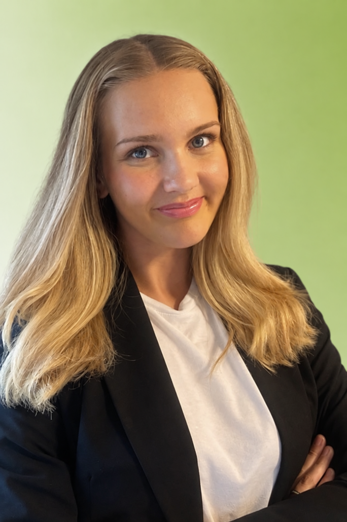 Portrait von Laura Marinov vor grünem Hintergrund - LEYTBILD-Mitarbeiterin im Backoffice
