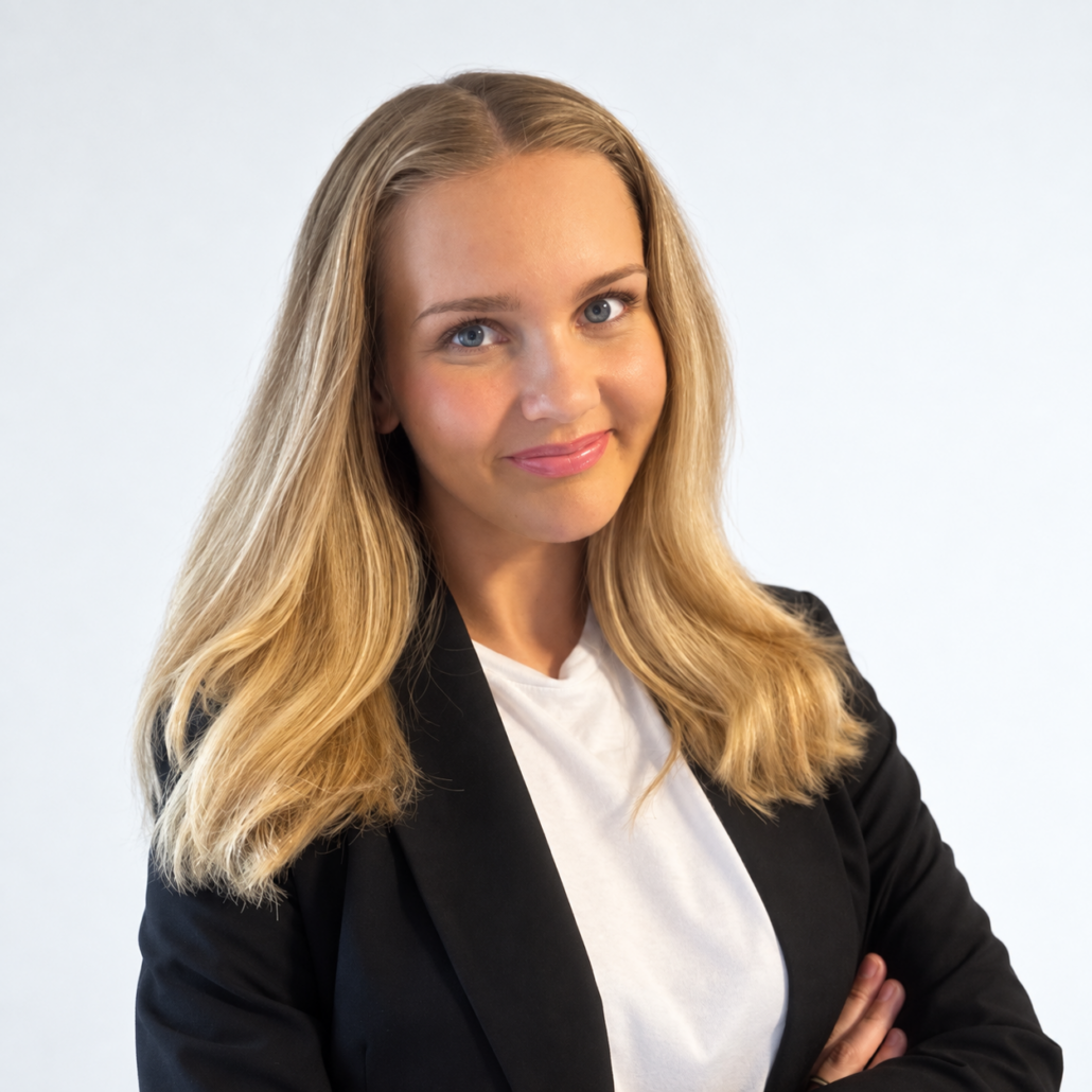Portrait von Laura Marinov vor grauem Hintergrund - LEYTBILD-Mitarbeiterin im Backoffice