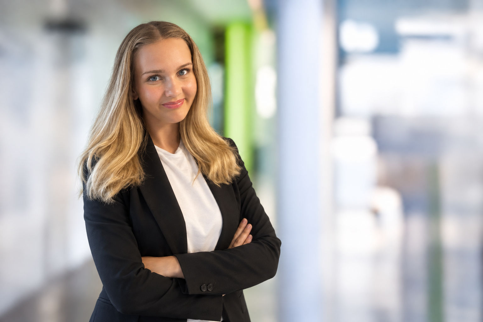 Porträt von Laura Marinov vor unscharfem Hintergrund – LEYTBILD-Mitarbeiterin im Backoffice