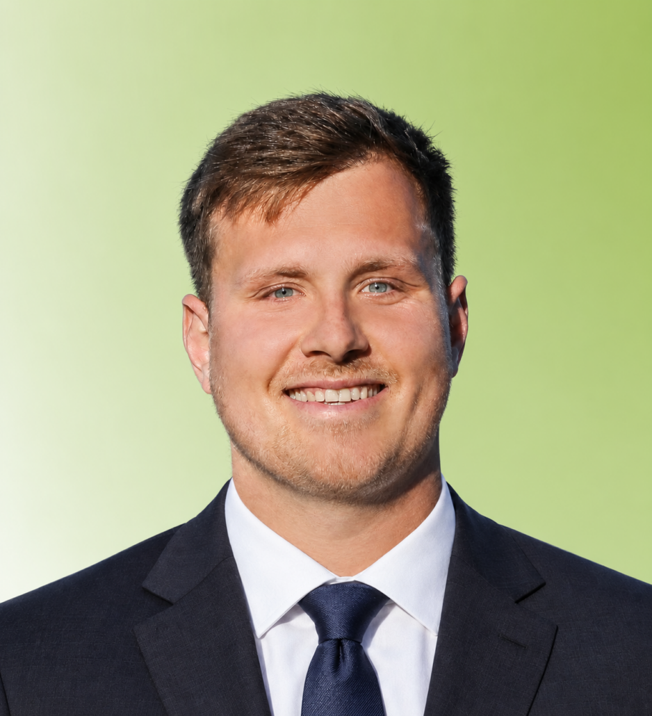 Portrait von Dominik Hermannspan vor grünem Hintergrund - LEYTBILD-Mitarbeiterin im Backoffice