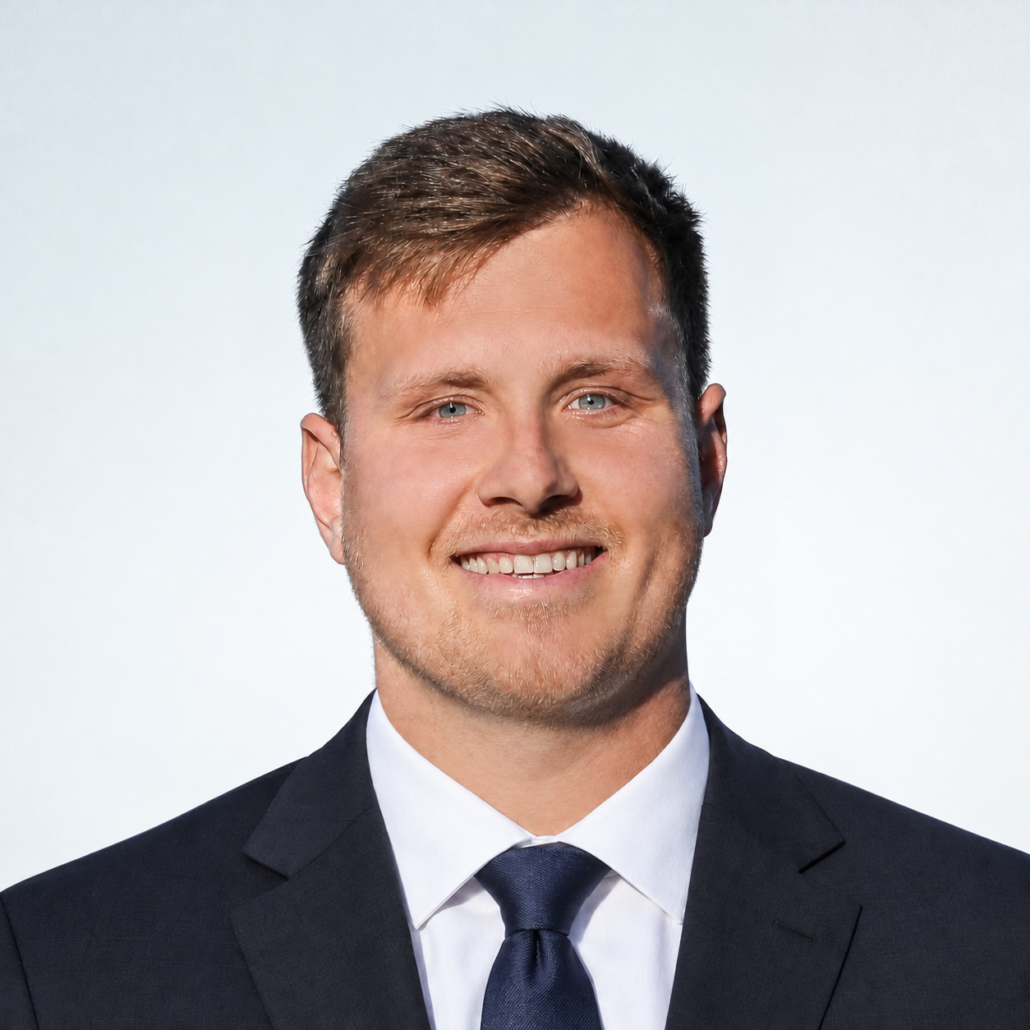 Portrait von Dominik Hermannspan vor grauem Hintergrund - LEYTBILD-Mitarbeiterin im Backoffice
